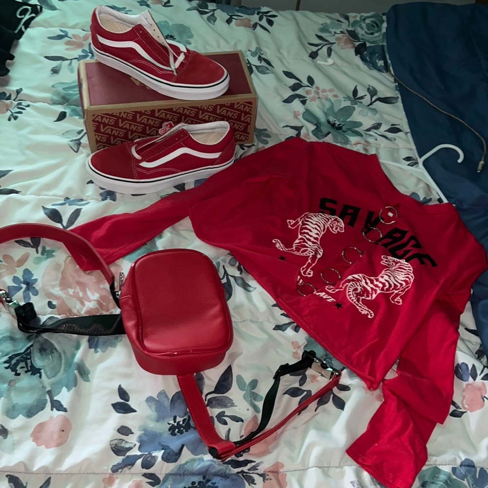 Red outfit:

-Red “savage” long sleeve
-Red buckled bag for waist&leg
-Red vans
